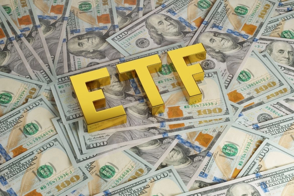 美元鈔票襯托月配息ETF字樣