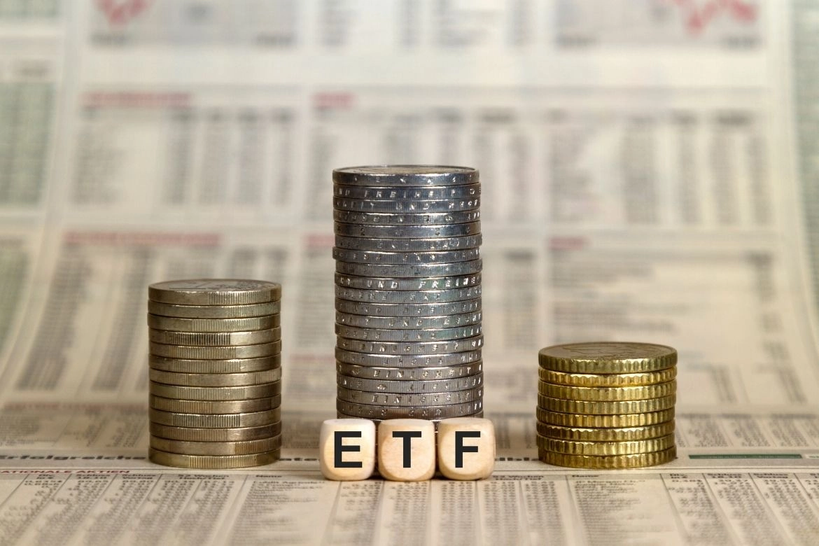財報與硬幣堆疊象徵高股息ETF的穩定現金流與收益表現