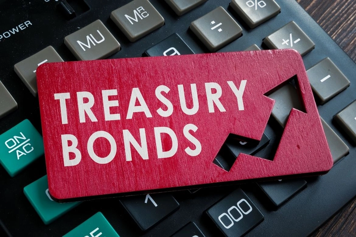 債券ETF|鍵盤上面放著一張紅色卡片寫著TREASURY BONDS
