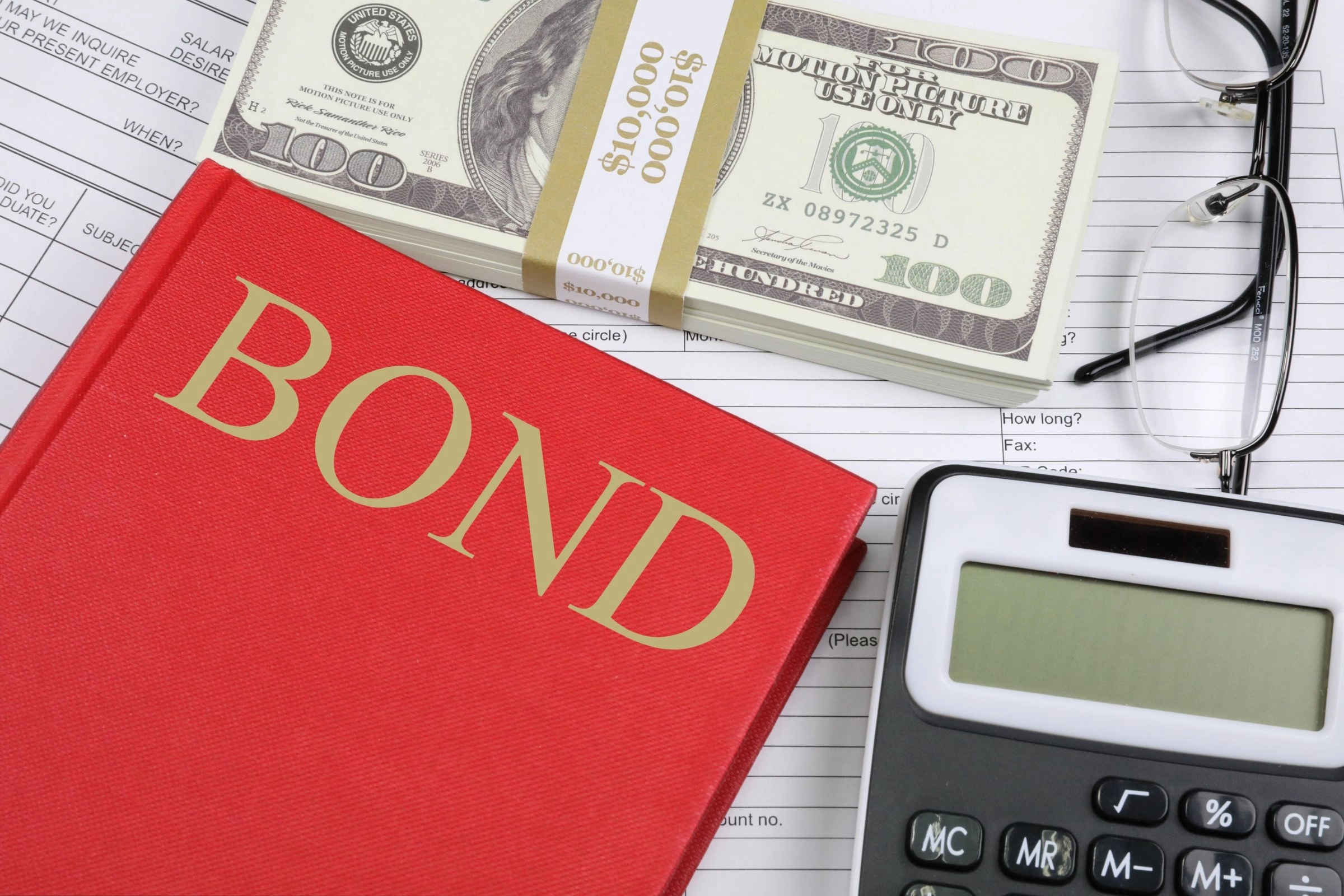 美債ETF|一本紅色書上面寫著BOND