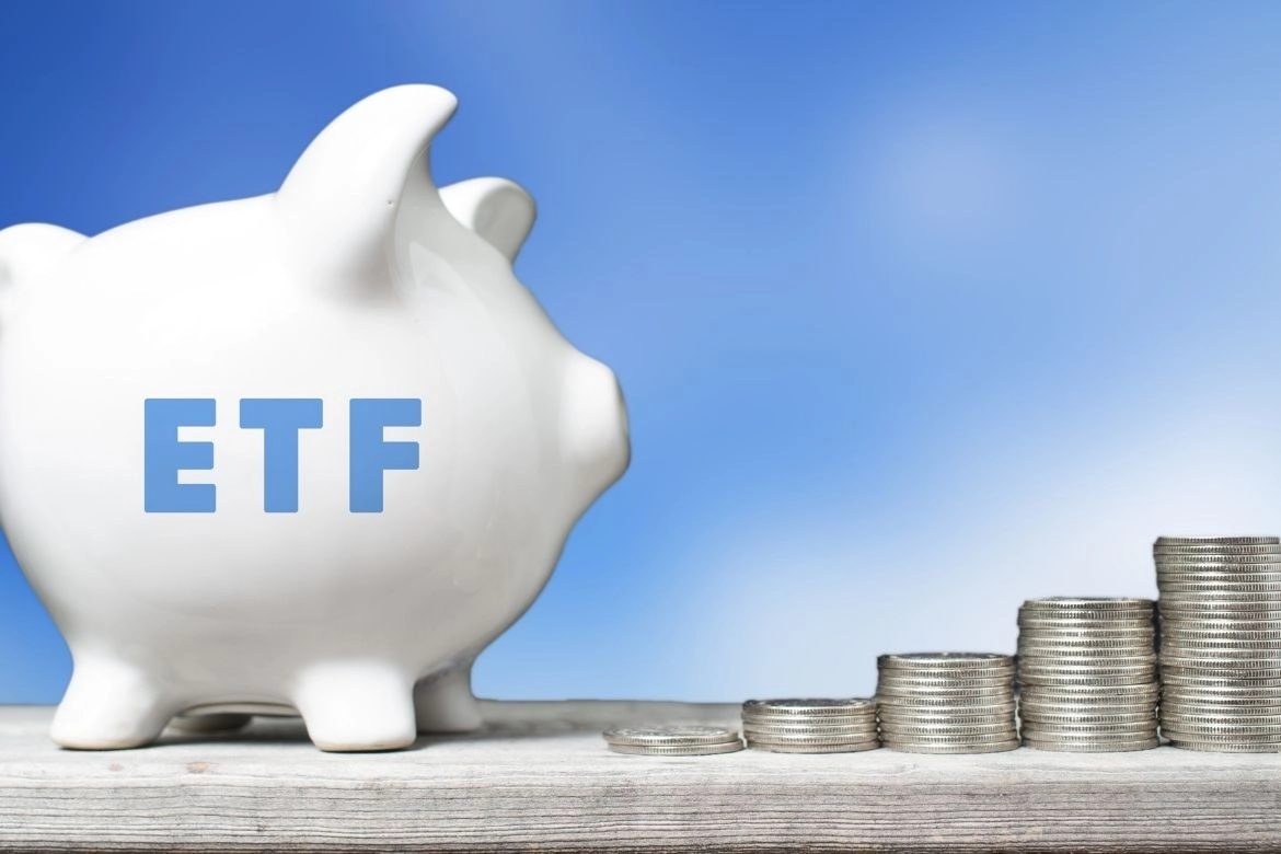 豬撲滿與硬幣代表月配息ETF