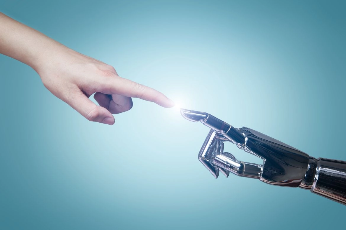 AI ETF|一隻真人的手跟一隻機器人手,食指觸碰